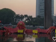 Polisi Amankan 12 Aktivis Greenpeace saat Unjuk Rasa di Kolam Bundaran HI
