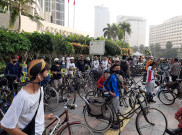 Pengguna Sepeda Berkerumun di CFD Jakarta