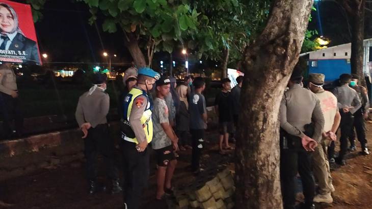 Patroli Malam Polres Majalengka Bubarkan Kerumunan Warga