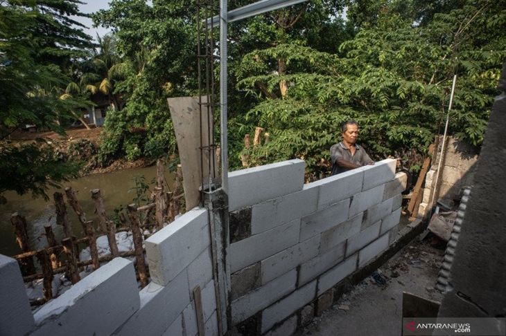 Seorang warga meninggikan rumahnya untuk mengantisipasi banjir di kawasan Rawajati, Pancoran, Jakarta, Kamis (7/11/2019). ANTARA FOTO/Aprillio Akbar/aww.