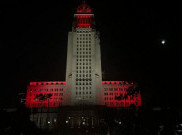 Lampu Merah Putih Menyala di Balai Kota Los Angeles