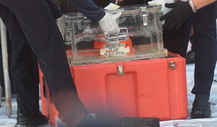 KNKT memindahkan FDR pesawat Sriwijaya Air PK-CLC dengan nomor penerbangan SJ 182. ANTARA FOTO/Akbar Nugroho Gumay/foc.