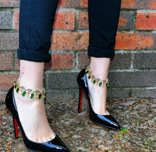 Skinny Jeans dan gelang kaki