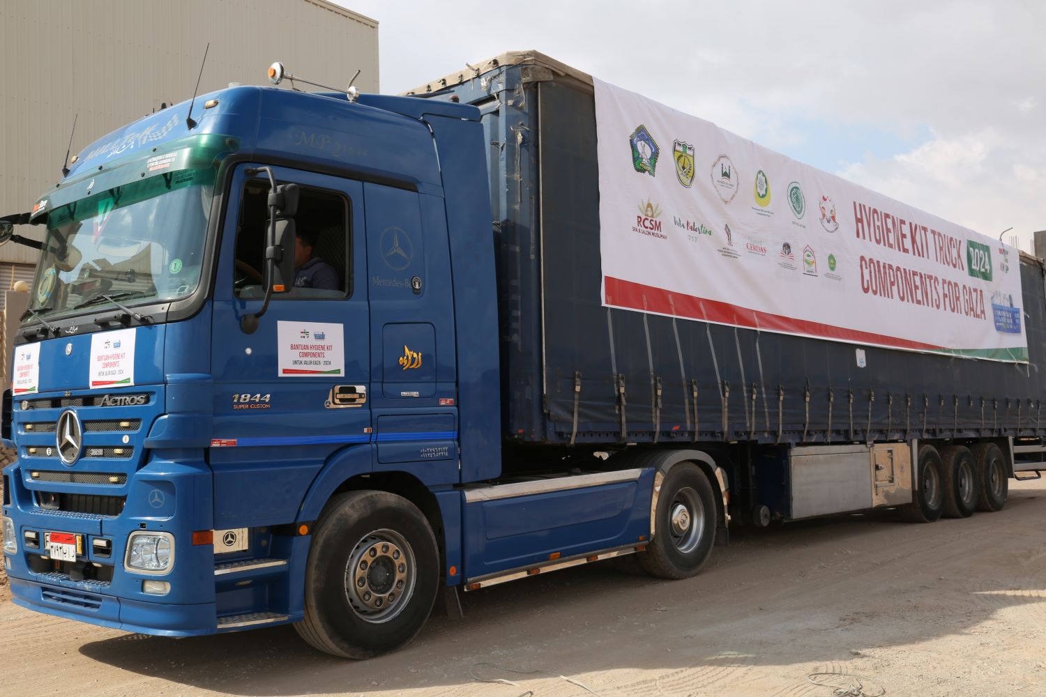 Kontainer Bantuan dan Ambulans untuk Warga Gaza