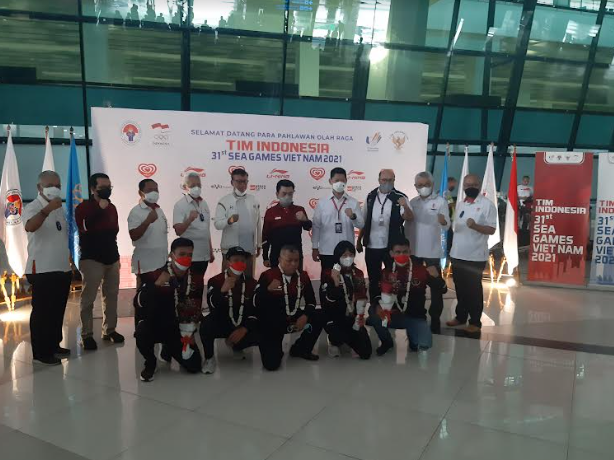 Ketua NOC, Raja Sapta Oktohari menyambut kedatangan kontingen indonesia di Bandara Soekarno-Hatta. (Foto:MP/Joseph Kanugrahan)