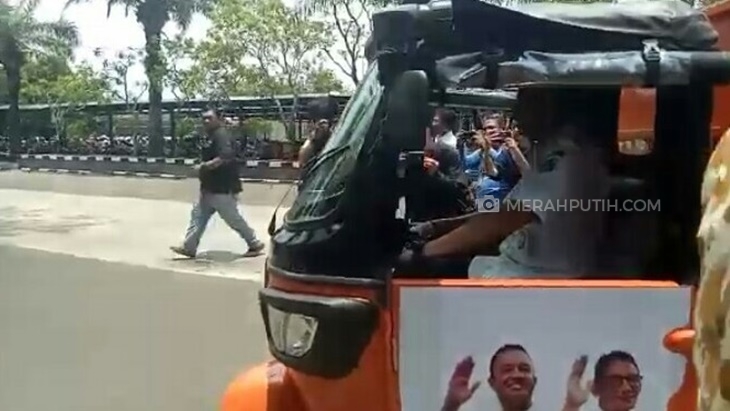 Kendaraan Alat Pengangkut Sampah yang Diserahkan Sadi. (MP/Asropih)