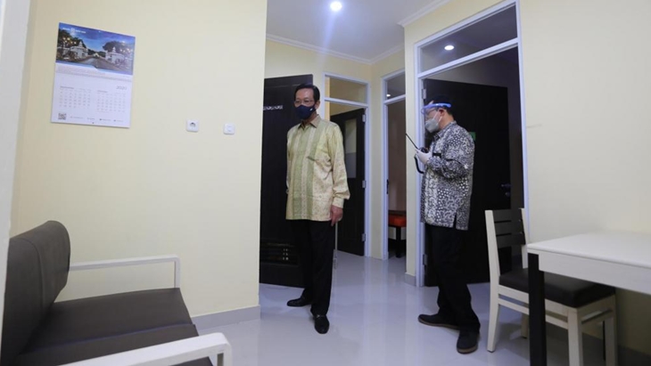 Gubernur DIY SRI Sultan HB X tengah berkunjung ke selter COVID-19 di Kota Yogyakarta. (Foto: MP/Humas Pemda DIY)