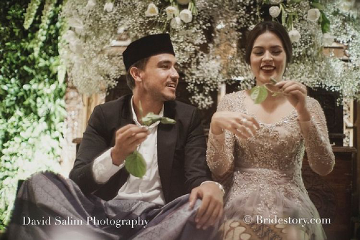 Penuh Makna, Raisa-Hamish Jalani Adat Sunda