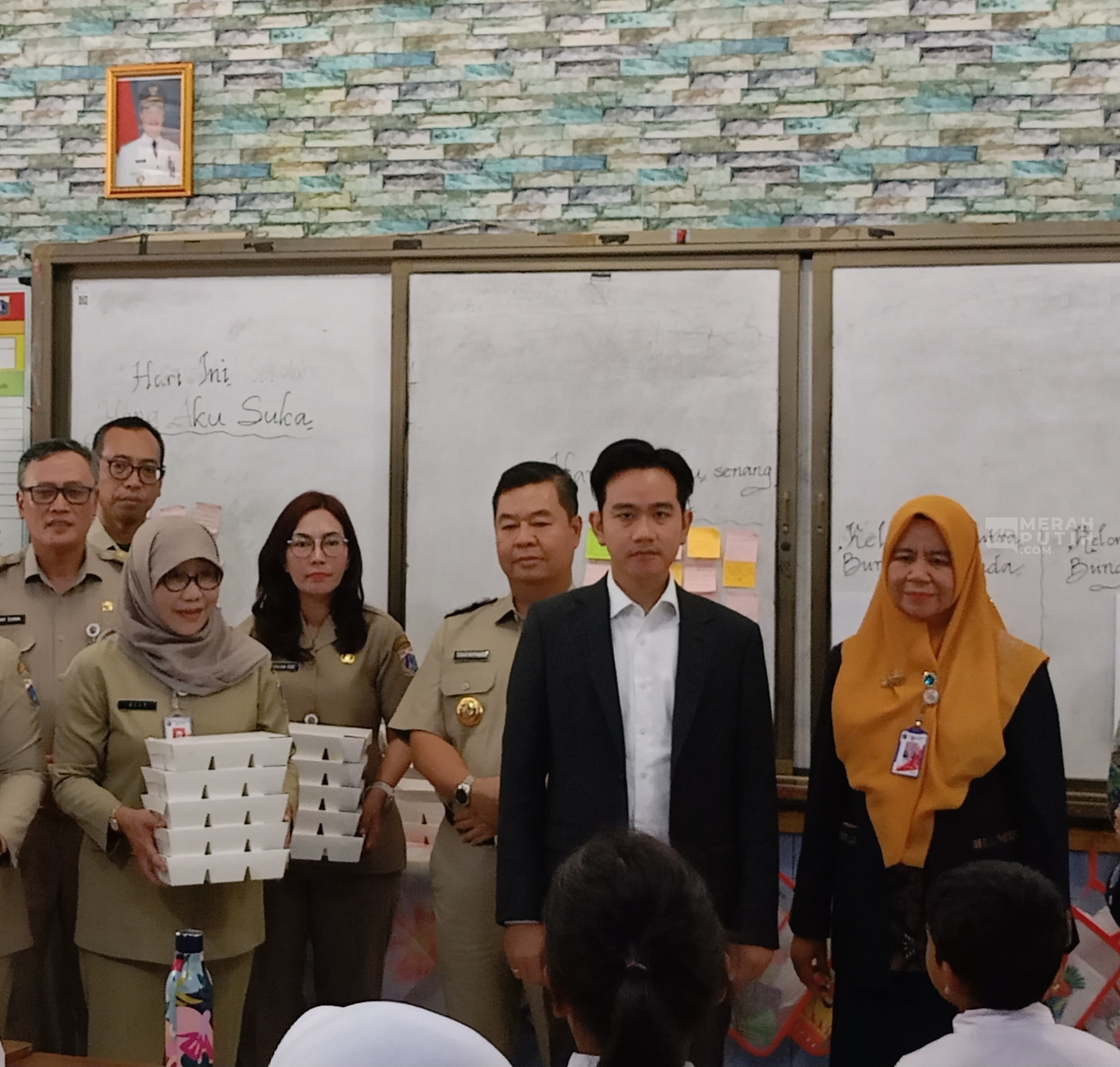 Gibran Tinjau Makan Bergizi Gratis di SDN 03 Menteng