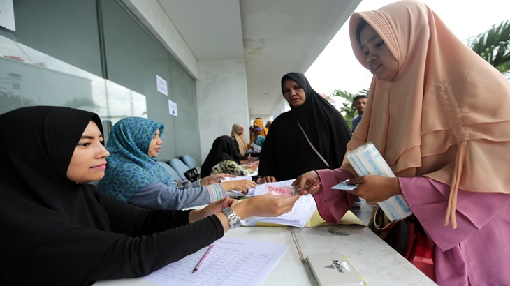 Warga setorkan zakat kepada masjid