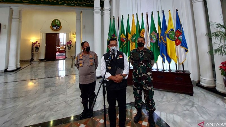 Gubernur Jawa Barat (Jabar) M Ridwan Kamil (tengah). ANTARA/Ajat Sudrajat