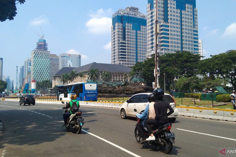 Arus lalu lintas di Simpang Patung Kuda, Jakarta, masih terpantau ramai lancar menyusul rencana aksi unjuk rasa mahasiswa, Senin (11/4/2022). ANTARA/Dewa Ketut Sudiarta Wiguna