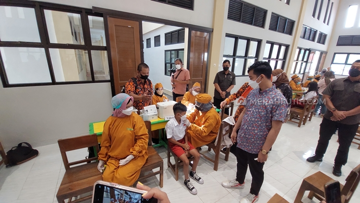 Wali Kota Solo Gibran Rakabuming Raka meninjau vaksinasi anak 6-11 tahun di SDN 1 Kleco Solo, Jawa Tengah. (MP/Ismail)