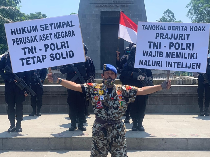 Mantan anggota Polisi Militer (PM) Denpom IV/4 Surakarta Kopral Kepala Cpm (Purn) Partika Subagyo Lelono mengecam aksi perusakan Polsek Ciracas, Senin (31/8). (MP/Ismail)