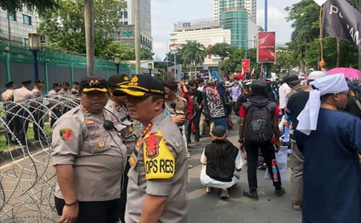 Petugas kepolisian berjaga-jaga di lokasi Aksi Bela Muslim Uighur