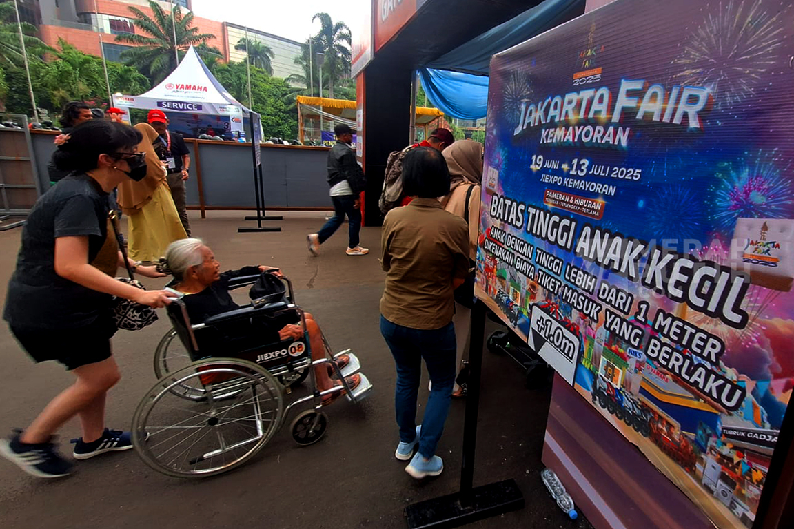 Pengunjung Manfaatkan Tiket Gratis Masuk Jakarta Fair 2025 bagi Lansia dan Anak-anak  