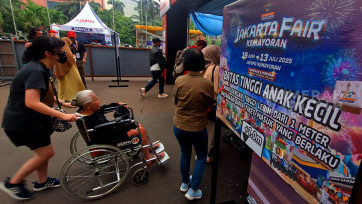 Pengunjung Manfaatkan Tiket Gratis Masuk Jakarta Fair 2025 bagi Lansia dan Anak-anak  