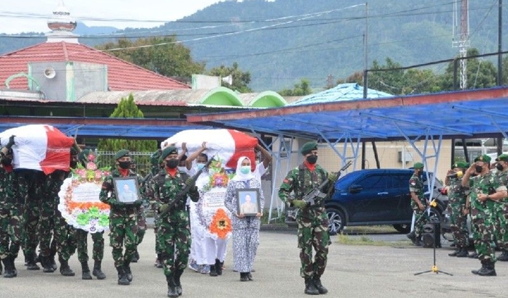Jenazah Serda Eka dan Istri Korban Penembakan di Elelim Diterbangkan ke Surabaya