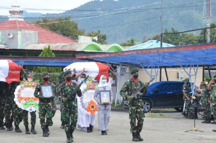 Jenazah Serda Eka dan Istri Korban Penembakan di Elelim Diterbangkan ke Surabaya