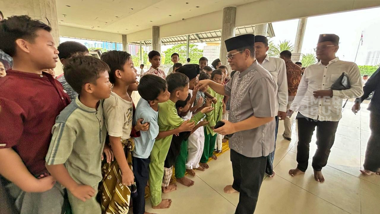Salat Jumat di Masjid KH. Hasyim Asyari, Pramono Disambut Puluhan Anak-Anak