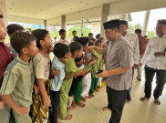 Salat Jumat di Masjid KH. Hasyim Asyari, Pramono Disambut Puluhan Anak-Anak