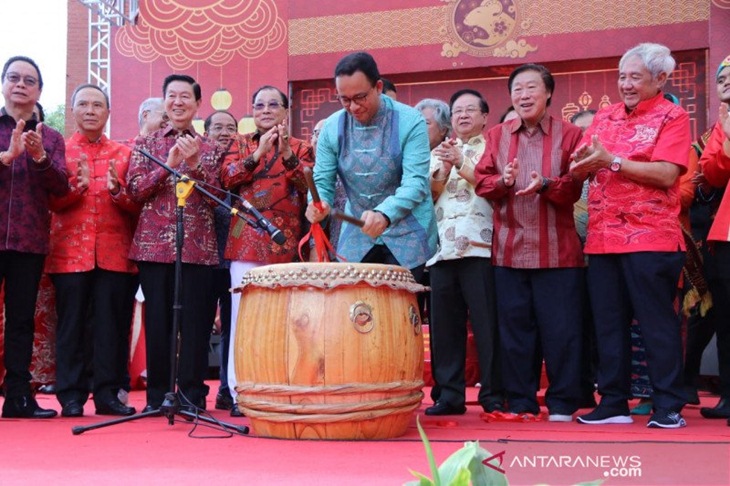 Dokumentasi - Gubernur DKI Jakarta Anies Baswedan menabuh bedug khas masyarakat Tionghoa sebagai isyarat dimulainya perayaan Cap Go Meh tahun Imlek 2571 di Pancoran China Town, Glodok, Jakarta Barat, Sabtu (8/2/2020). (ANTARA/HO/Humas Pemprov DKI)