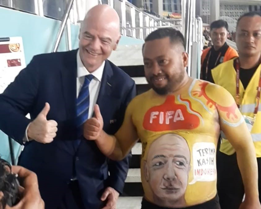 Presiden FIFA Ajak Foto Bareng Suporter Katon saat Final Piala Dunia U-17