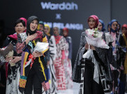 Dian Pelangi Luncurkan Batik Motif Arsiran di Jakarta Fashion Week 2018