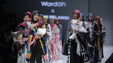 Dian Pelangi Luncurkan Batik Motif Arsiran di Jakarta Fashion Week 2018