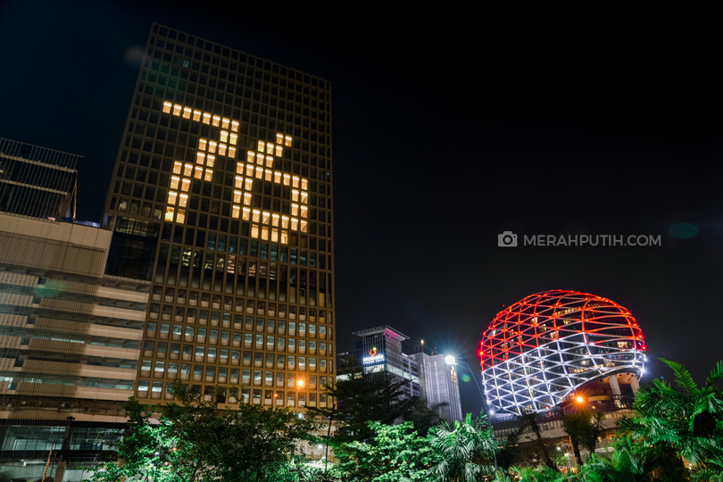 Lampu Hotel JHL Solitaire Sambut Peringatan HUT Ke-76 Republik Indonesia