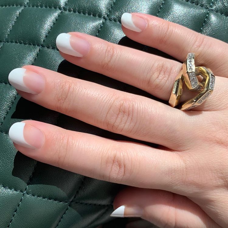 Kuku Prancis bengkok.  (Foto instagram/misspopnails)