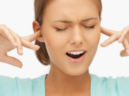 Kenapa Sih Saat Naik Pesawat Telinga Kita Bisa Sakit