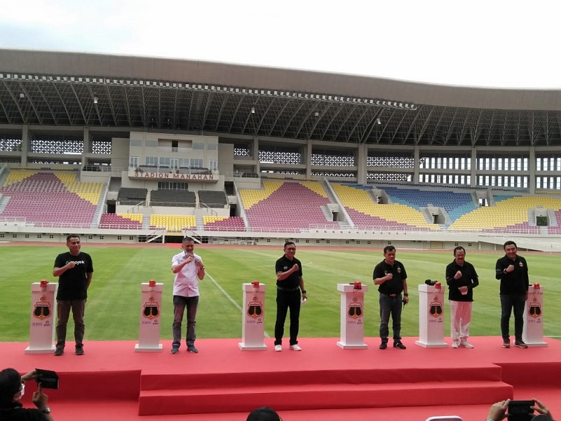Wakil Ketua Umum PSSI, Iwan Budianto (baju putih) menhadiri launching Bhayangkara Solo FC di Stadion Manahan, Jumat (27/11). (MP/Ismail)