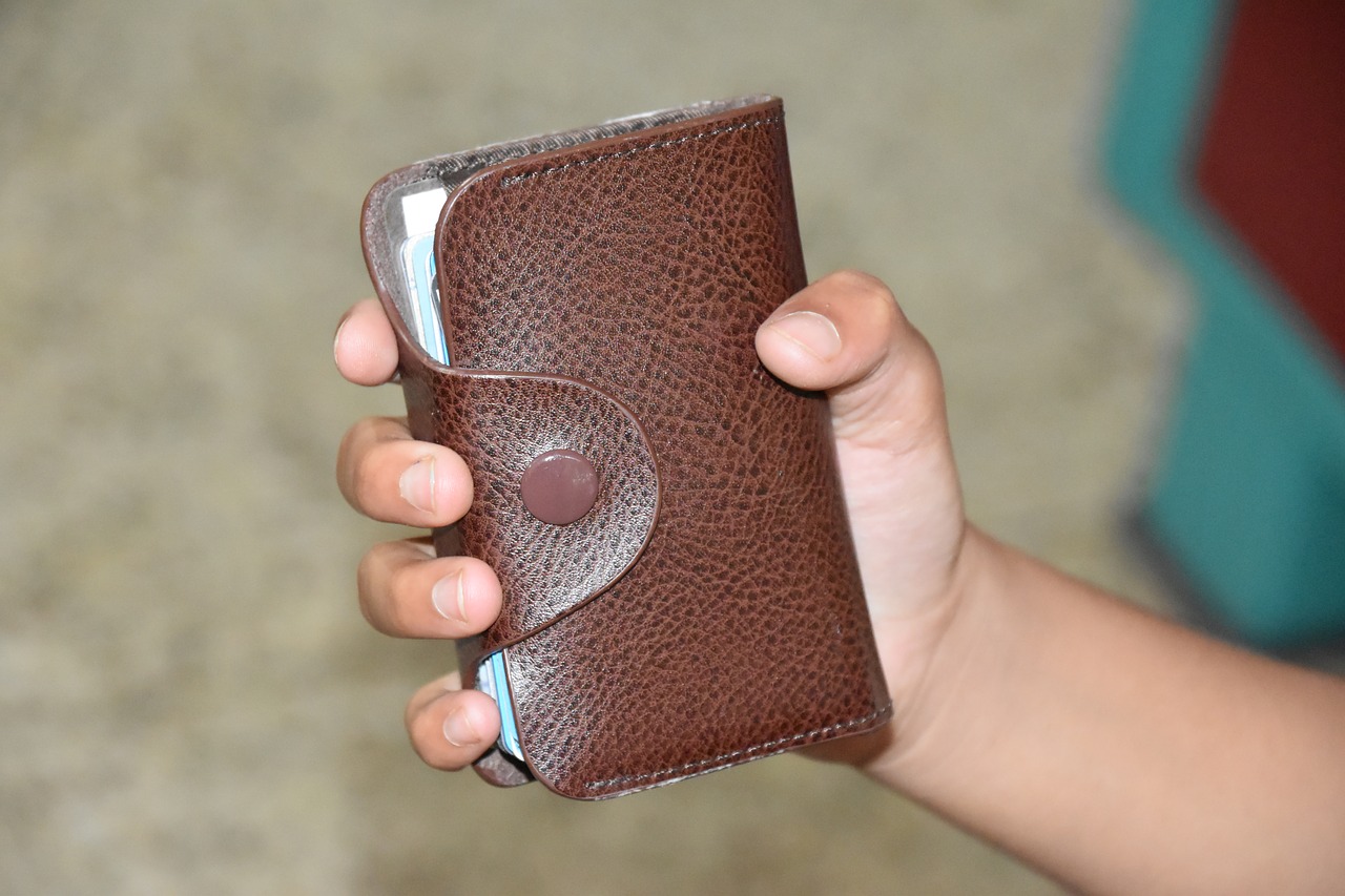 4 Alasan Mengapa Kamu Harus Punya Dompet Kulit