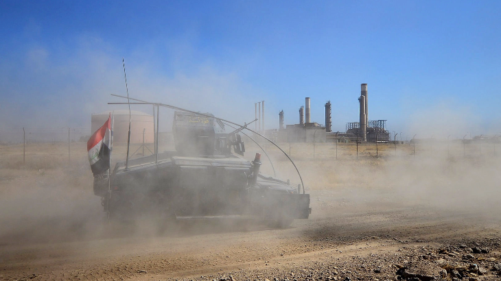 Sebuah kendaraan militer pasukan federal Irak memasuki ladang minyak di Kirkuk, Irak, Senin (16/10). (ANTARA FOTO/REUTERS/Stringer)