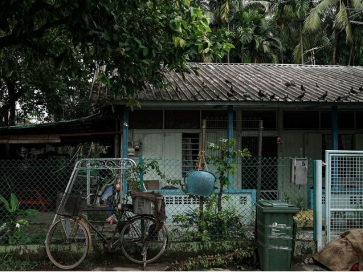 Bungalow kecil terlihat seperti kartu pos antik di masa lalu kota Singapura. (Foto: bbc.com)