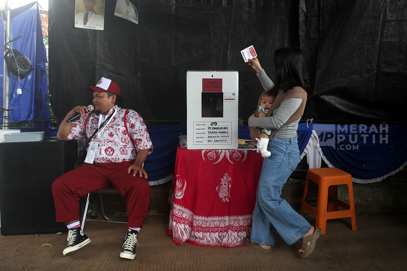 Mengintip TPS 05 Petamburan Unik Petugas KPPS Pakai Seragam Sekolah di Petamburan Jakarta
