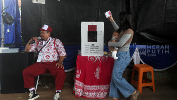 Mengintip TPS 05 Petamburan Unik Petugas KPPS Pakai Seragam Sekolah di Petamburan Jakarta