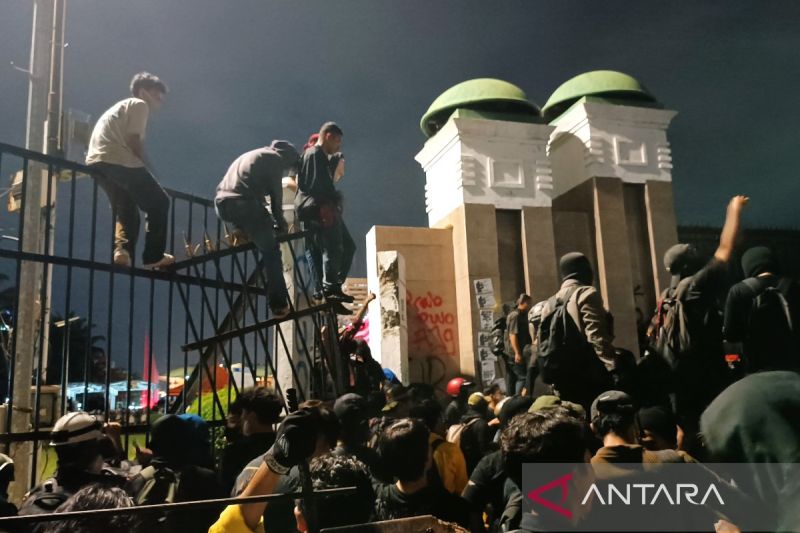 Pendemo RUU TNI Berhasil Jebol Pagar DPR, Polisi Bertahan Tembakan Water Cannon