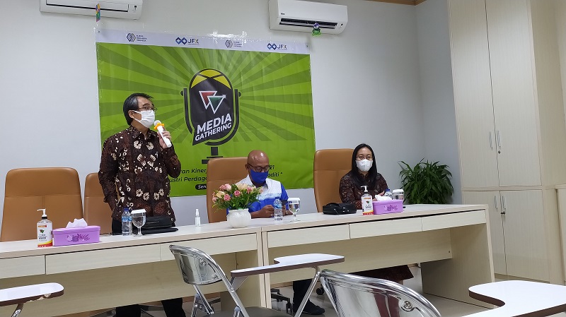 Stephanus Paulus Lumintang - Dirut JFX, Fajar Wibhiyadi - Dirut KBI (Persero), Dewi Diana Ningrum - Kacab RFB YogYa. (Foto: MP/Teresa)