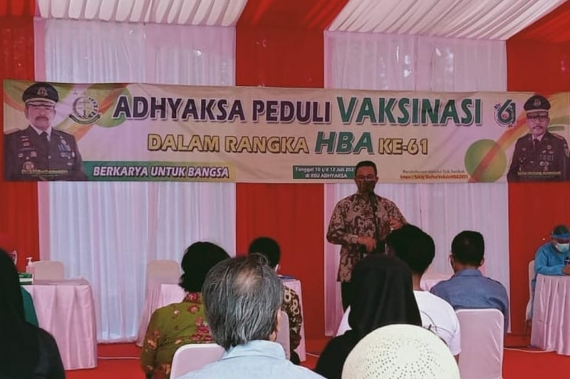 Gubernur DKI Jakarta Anies Baswedan saat meninjau pelaksanaan vaksinasi COVID-19 di Rumah Sakit Umum Adhyaksa, Jakarta, Sabtu (10/7/2021). ANTARA/HO-Kominfotik Jakarta Timur