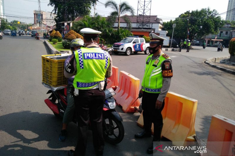 Polisi menindak pelanggar dalam Operasi Patuh Jaya di Jakarta Pusat, Kamis (23/7/2020). (ANTARA/HO/Satlantas Polres Metro Jakarta Pusat)