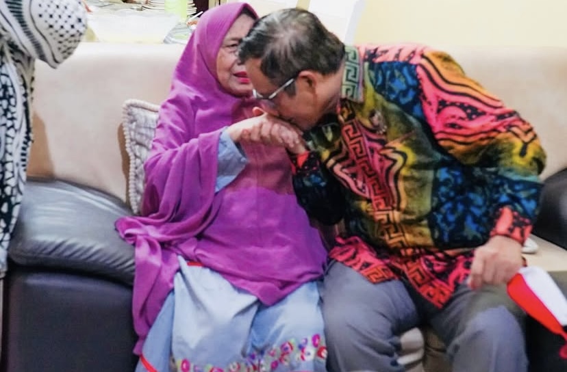 Ibu Meninggal Dunia, Mahfud MD Cerita Biaya Sekolah dan Kost Dari Penjualan Perhiasan