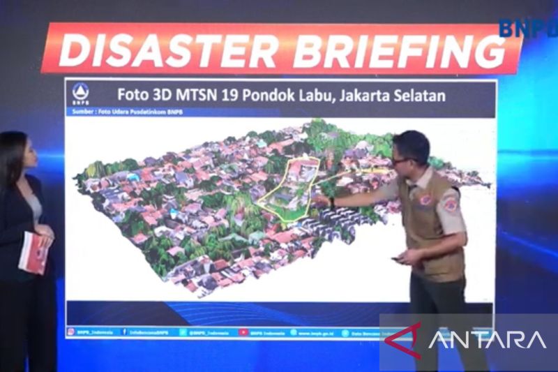 Tangkapan layar - Pelaksana tugas Kepala Pusat Data, Informasi dan Komunikasi Kebencanaan BNPB Abdul Muhari menjelaskan analisis bencana MTs Negeri 19 Jakarta Selatan dalam Disaster Briefing diikuti di Jakarta, Selasa (Antara/Devi Nindy)