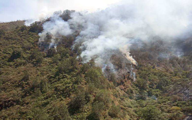 Kepulan Asap di Puncak Gunung Merbabu