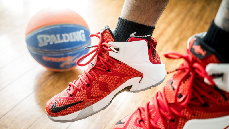 Sporty dan Penuh Gaya, Nih Rekomendasi 5 Sepatu Basket Kece! 