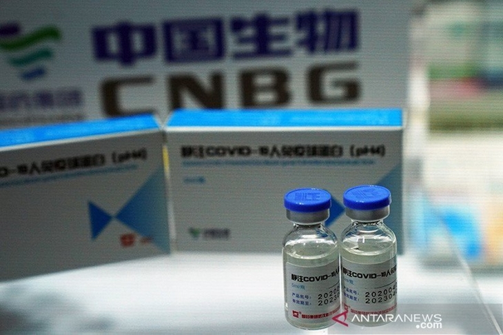 Sebuah stan yang menampilkan kandidat vaksin virus corona dari China National Biotec Group (CNBG), sebuah unit dari raksasa farmasi milik negara China National Pharmaceutical Group (Sinopharm), terlihat di Pameran Internasional China untuk Perdagangan Jasa (CIFTIS) 2020, di tengah wabah COVID-19, di Beijing, China, Jumat (4/9/2020). (ANTARA/REUTERS/Tingshu Wang/aa.)