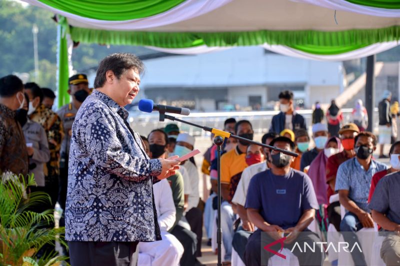 Menteri Koordinator (Menko) Bidang Perekonomian Airlangga Hartarto dalam sambutannya pada acara penyerahan BT-PKLWN di Kampung Ujung Labuan Bajo, Manggarai Barat, Nusa Tenggara Barat, Senin. (ANTARA/HO-Kemenko Perekonomian)