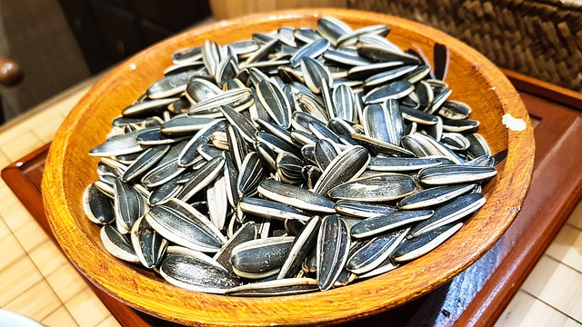 Gemar Makan Kuaci? Kamu Perlu Tahu 4 Efek Samping dari Camilan Favorit ini 