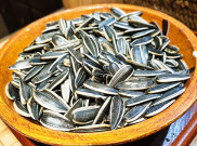 Gemar Makan Kuaci? Kamu Perlu Tahu 4 Efek Samping dari Camilan Favorit ini 